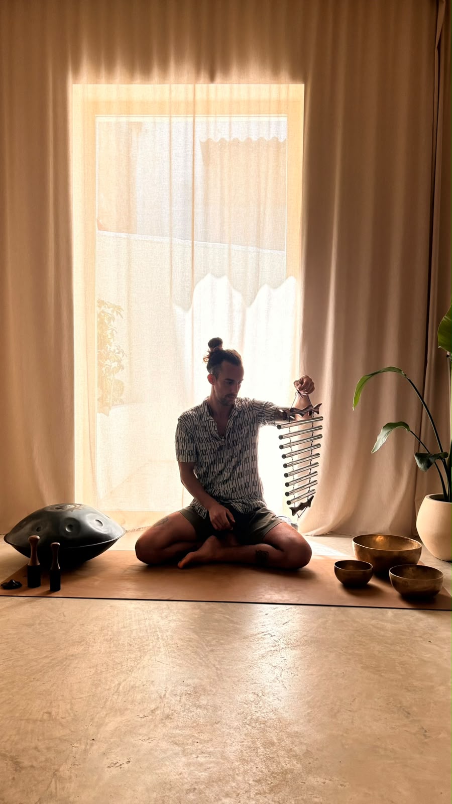 Ram Peris con instrumentos de sonido en The Sanctuary Valencia