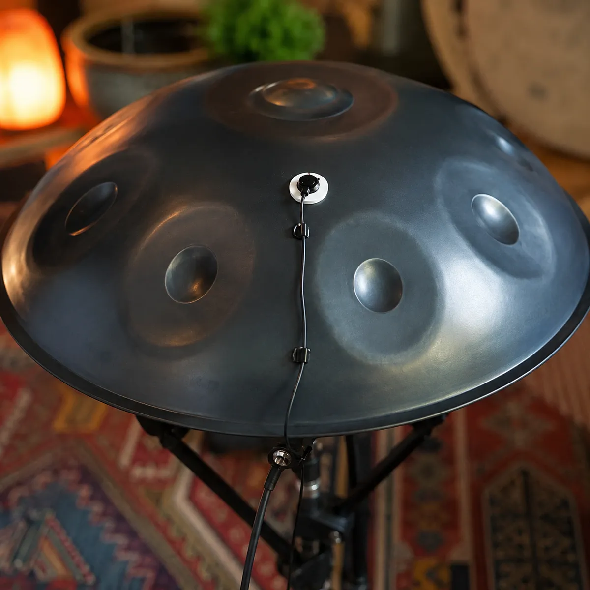 Transductor pickup instalado en el ding central del handpan sobre soporte visto desde arriba