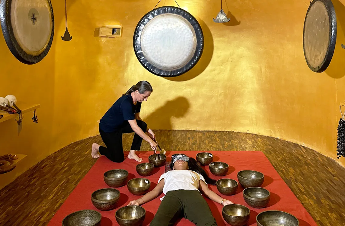 Cuencos tibetanos y gong en sesión de sonido