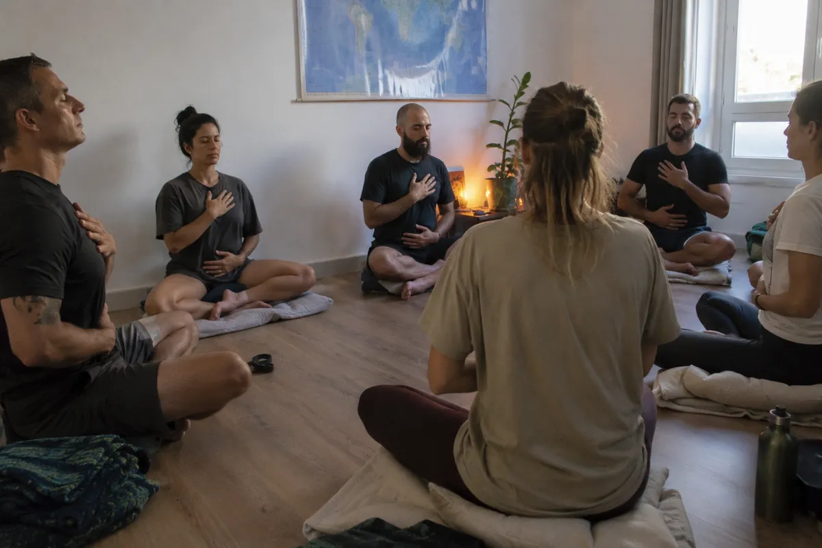 Sesión grupal de breathwork Wim Hof — uno de los estilos más populares fuera del CCB clásico