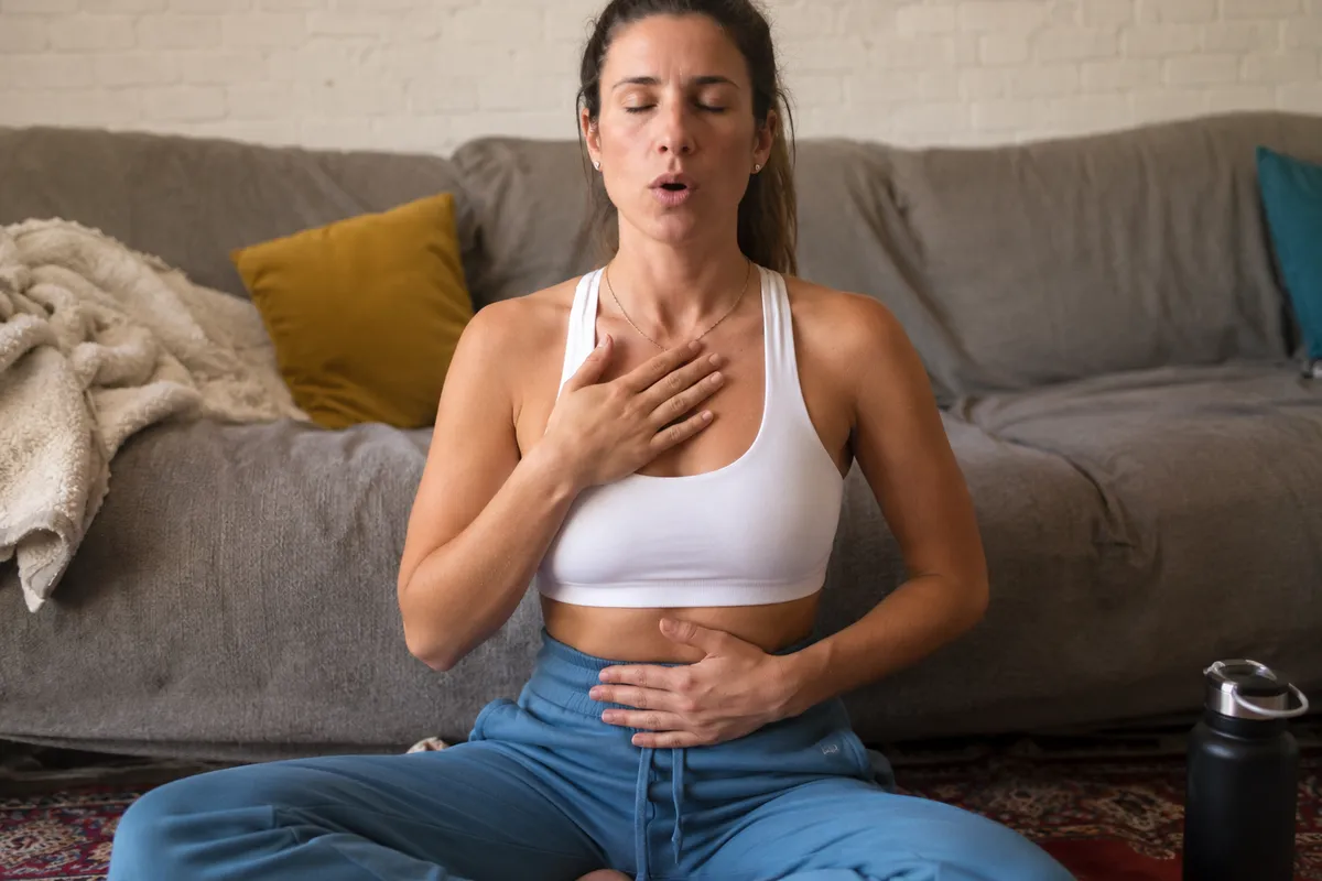 Mujer practicando la técnica de respiración Wim Hof