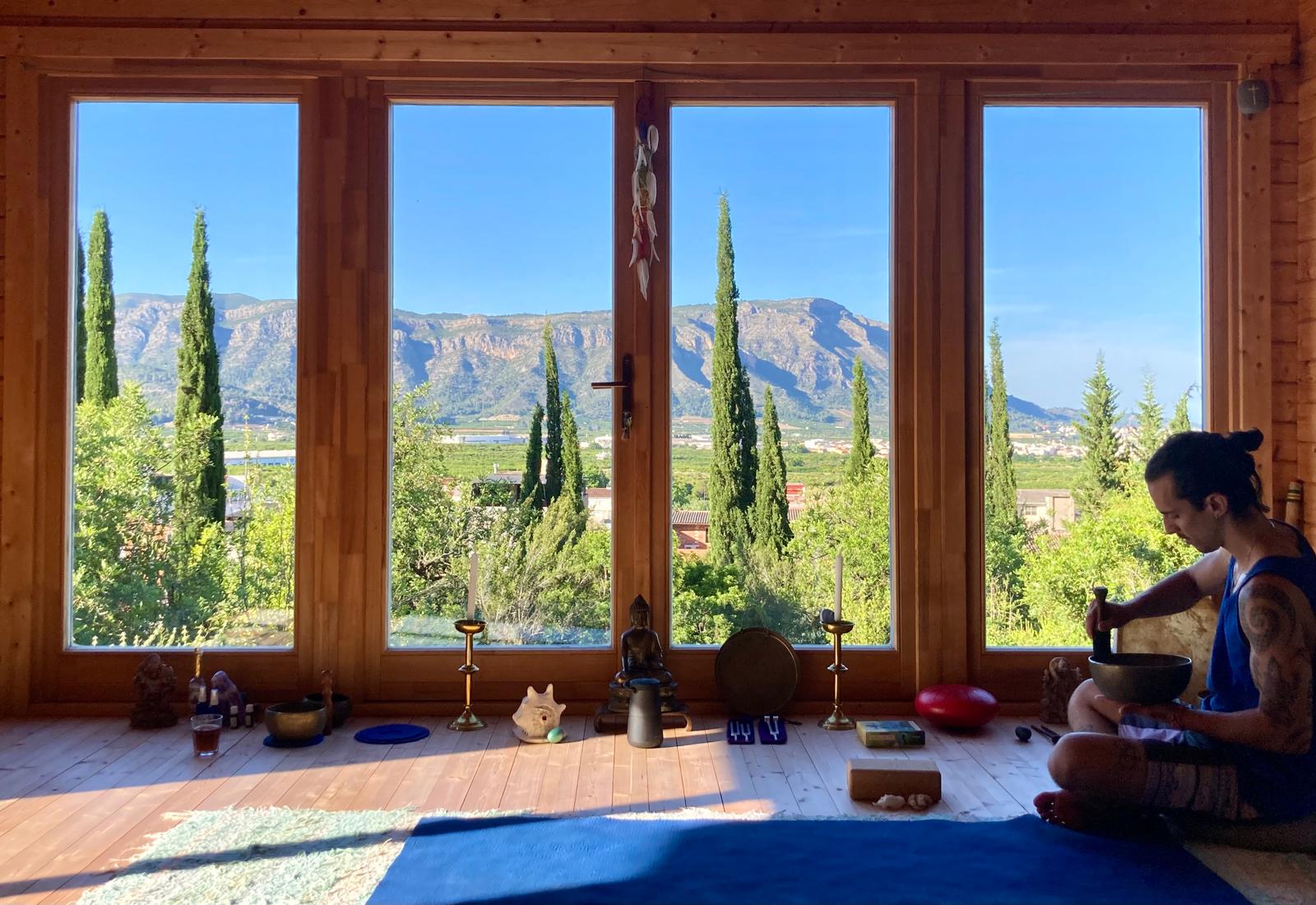 Cuencos tibetanos, gong y handpan para terapia de sonido en Valencia